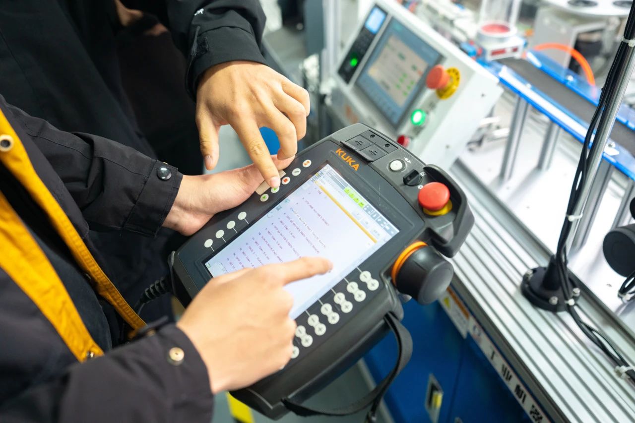 吴展松就前述买卖股票行为作出说明及承诺如下：