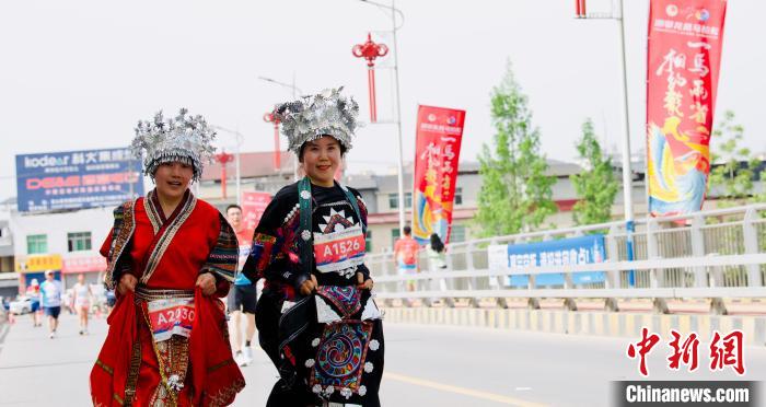 湘鄂龙凤马拉松：中外跑者跨省竞速汇聚来凤龙