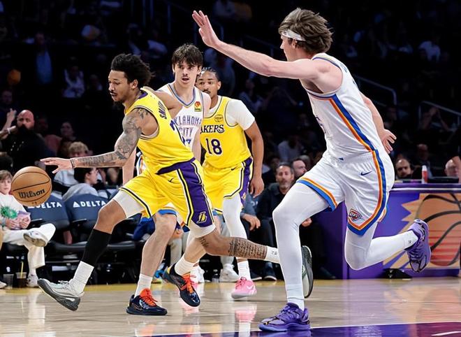 雷霆大胜湖人迎两连胜 史密斯11分成进攻亮点