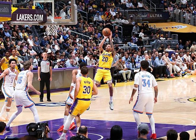 雷霆大胜湖人迎两连胜 史密斯11分成进攻亮点