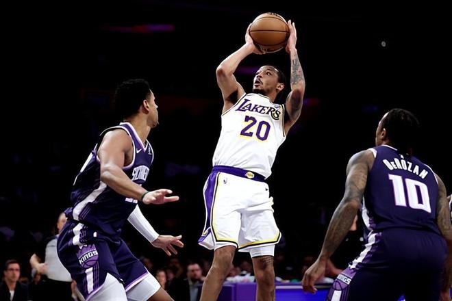 雷霆大胜湖人迎两连胜 史密斯11分成进攻亮点