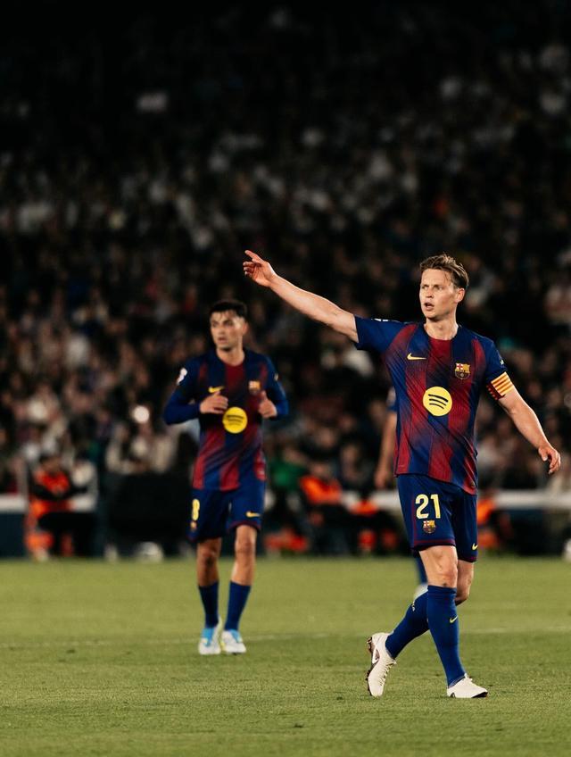 弗朗基·德容西甲替补登场超越科库 成巴萨队史