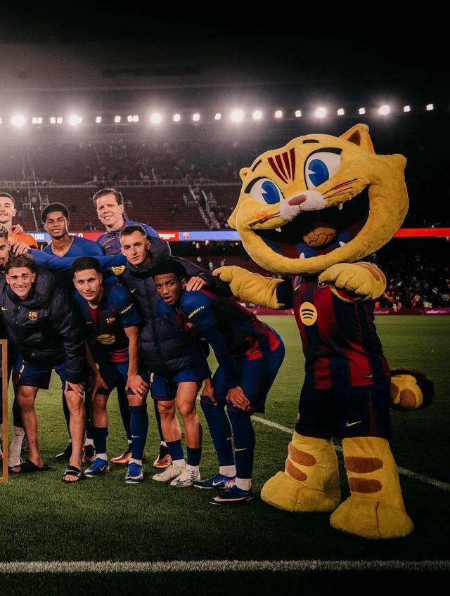 弗朗基·德容西甲替补登场超越科库 成巴萨队史